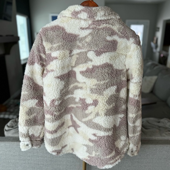 Hem & Thread Lined Sherpa Cozy Neutral Camo Shacket - Picture 7 of 9